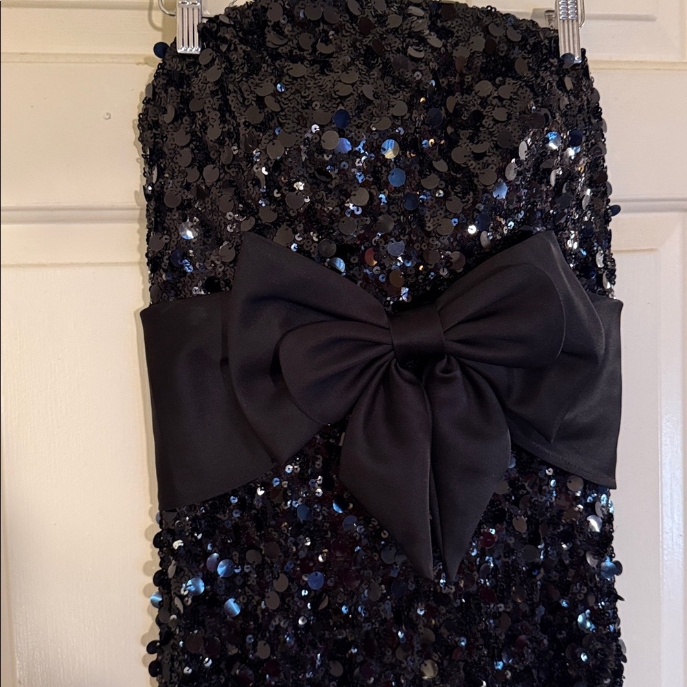 MAC DUGGAL
Black Strapless Sequin Evening Gown With Bow Anthropologie - Picture 6 of 14